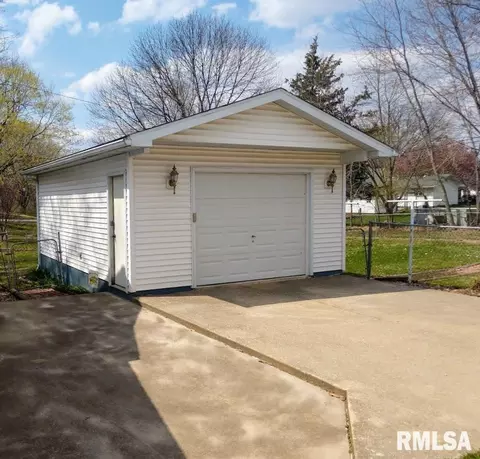 407 E Teak St, Thayer, IL 62689 photo 3