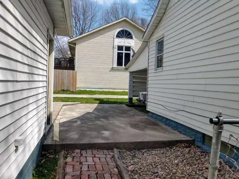 407 E Teak St, Thayer, IL 62689 photo 17