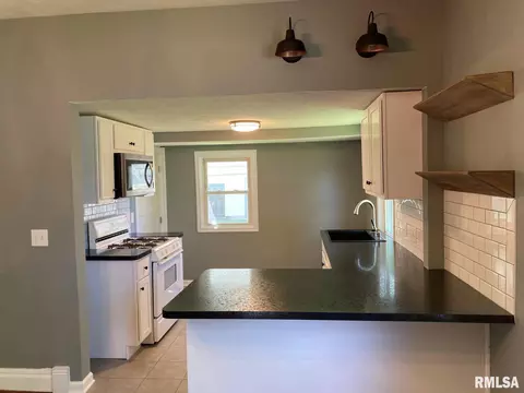 911 N Walnut St, Springfield, IL 62702 photo 9