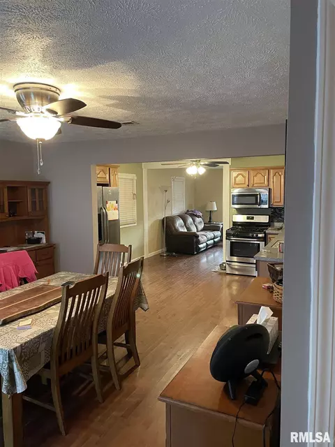 1046 N 19th St, Springfield, IL 62702 photo 2