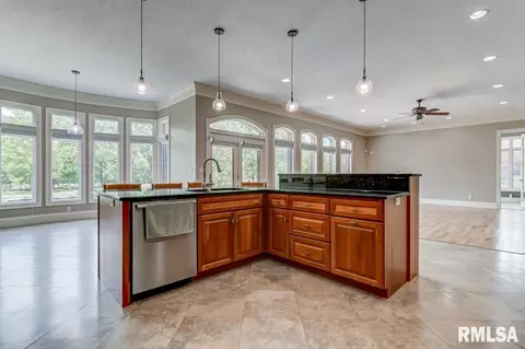 3505 Embassy Dr, Springfield, IL 62711 photo 8