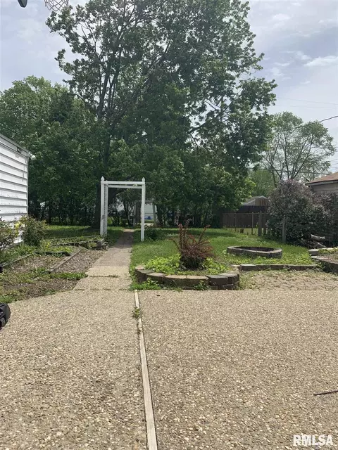 2120 N 21st St, Springfield, IL 62702 photo 2