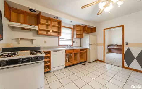 1110 N Kickapoo St, Lincoln, IL 62656 photo 5