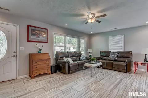 1824 E Hood St, Springfield, IL 62703 photo 2