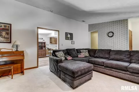 1 Buecker Ln, Springfield, IL 62707 photo 4