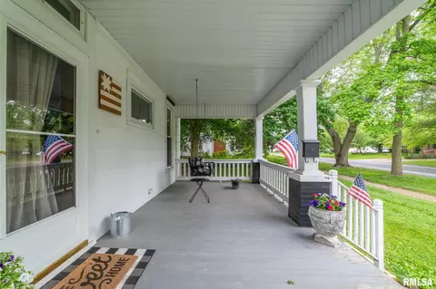413 N Vine St, Mount Pulaski, IL 62548 photo 3
