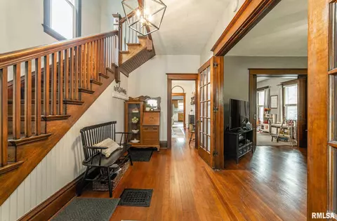 413 N Vine St, Mount Pulaski, IL 62548 photo 4