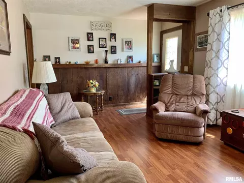 208 Cedar St, Abingdon, IL 61410 photo 3