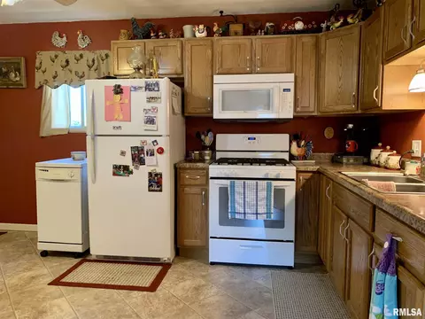 208 Cedar St, Abingdon, IL 61410 photo 7