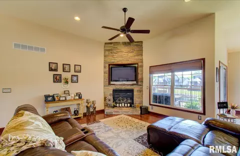 1408 Lake Pointe Ct, Springfield, IL 62712 photo 6