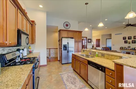 1408 Lake Pointe Ct, Springfield, IL 62712 photo 9
