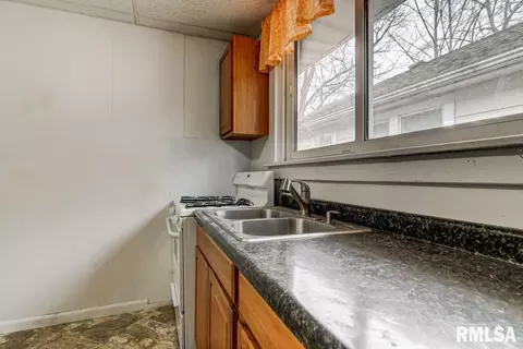 2020 S Spring St, Springfield, IL 62704 photo 8