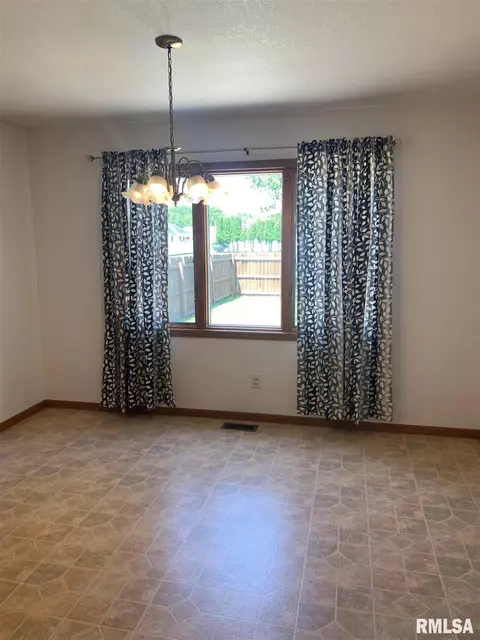 2909 Lakeshire Dr, Springfield, IL 62707 photo 8