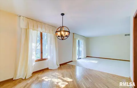 1821 Hunter Ridge Dr, Springfield, IL 62704 photo 9