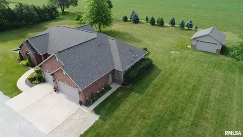380 Bourbon St, Springfield, IL 62707 photo 2