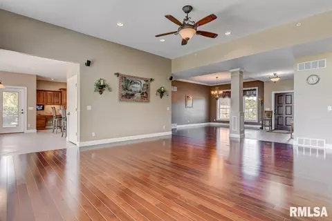 380 Bourbon St, Springfield, IL 62707 photo 5
