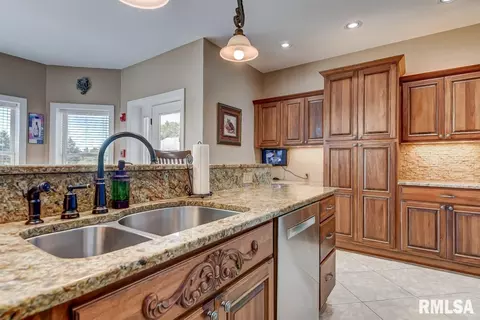 380 Bourbon St, Springfield, IL 62707 photo 9