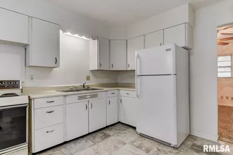 1104 W Iles Ave, Springfield, IL 62704 photo 8
