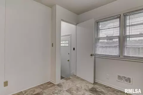 1104 W Iles Ave, Springfield, IL 62704 photo 9