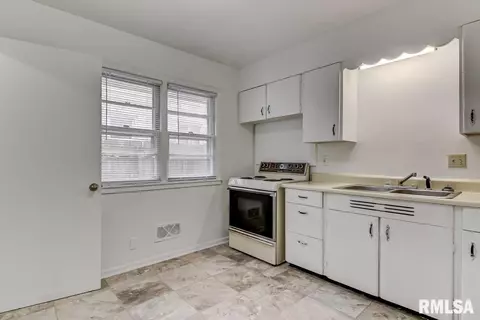 1104 W Iles Ave, Springfield, IL 62704 photo 6