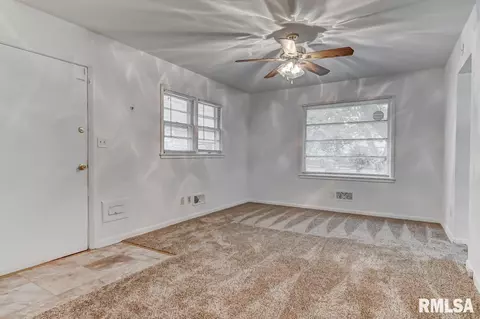 1104 W Iles Ave, Springfield, IL 62704 photo 4
