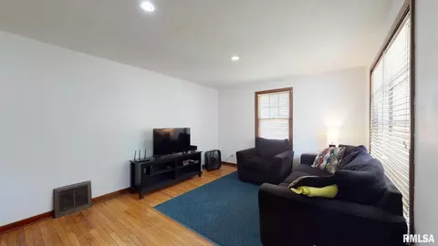 1966 Lee St, Springfield, IL 62703 photo 4