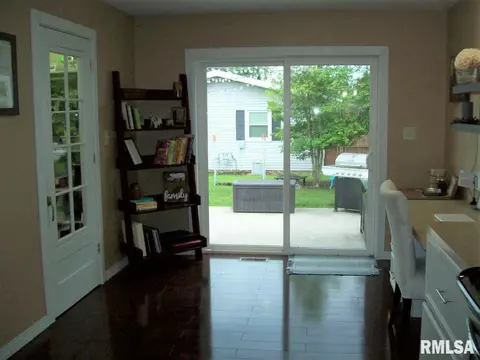 136 E Jefferson St, Winchester, IL 62694 photo 9