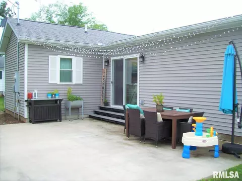 136 E Jefferson St, Winchester, IL 62694 photo 4