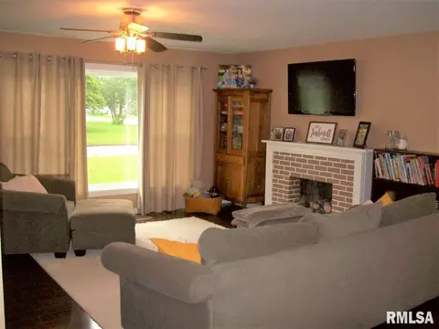 136 E Jefferson St, Winchester, IL 62694 photo 13