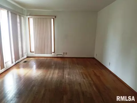 1122 W Carroll St, Macomb, IL 61455 photo 3