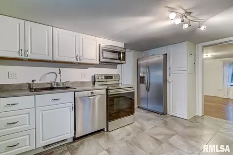 212 S Main St, Athens, IL 62613 photo 7