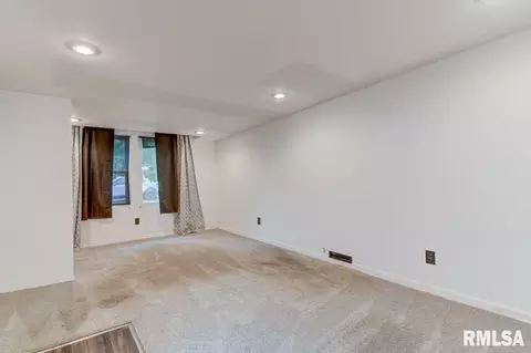 212 S Main St, Athens, IL 62613 photo 11