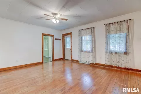 212 S Main St, Athens, IL 62613 photo 4
