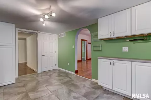 212 S Main St, Athens, IL 62613 photo 10