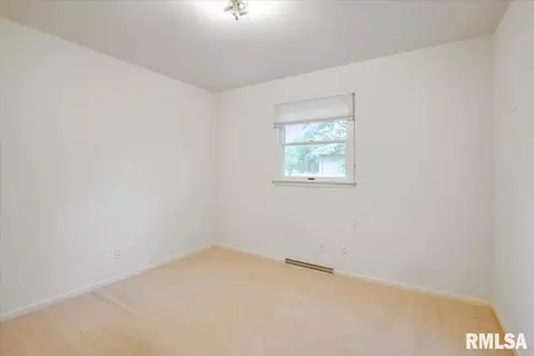 911 E Washington St, Riverton, IL 62561 photo 12