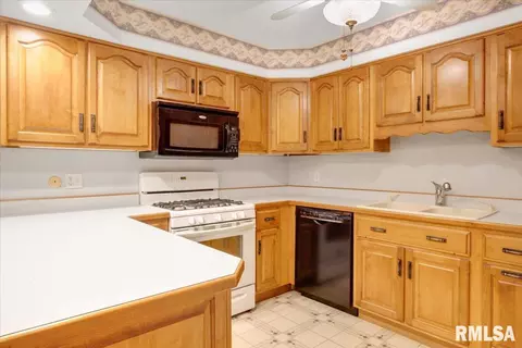 911 E Washington St, Riverton, IL 62561 photo 5