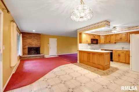 911 E Washington St, Riverton, IL 62561 photo 7