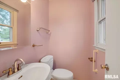 911 E Washington St, Riverton, IL 62561 photo 9
