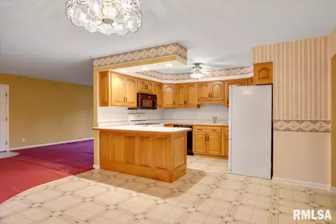 911 E Washington St, Riverton, IL 62561 photo 3