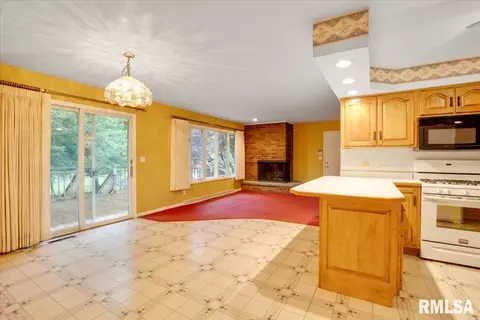 911 E Washington St, Riverton, IL 62561 photo 6