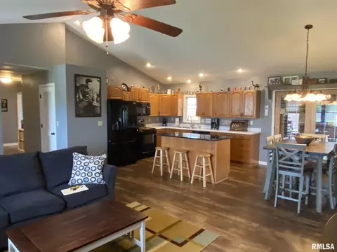 806 W Monroe St, Athens, IL 62613 photo 16