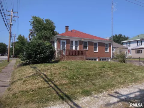 102 E Clay St, Roodhouse, IL 62082 photo 3