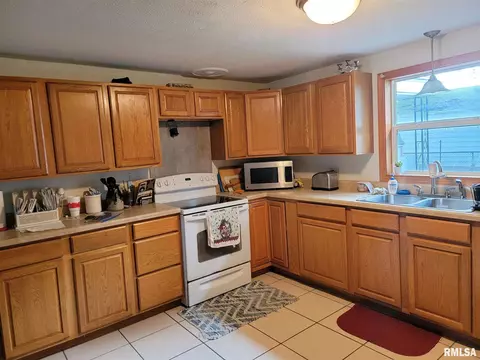 2803 Leonard St, Springfield, IL 62704 photo 2