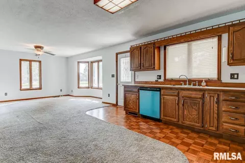 612 E Broad St, Raymond, IL 62560 photo 10