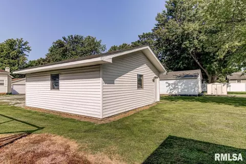 612 E Broad St, Raymond, IL 62560 photo 23