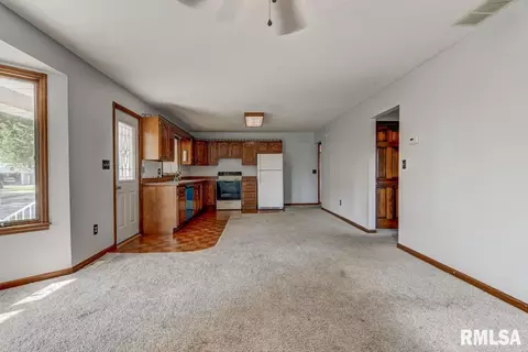 612 E Broad St, Raymond, IL 62560 photo 9