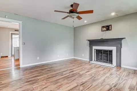 3037 Enos Ave, Springfield, IL 62702 photo 2