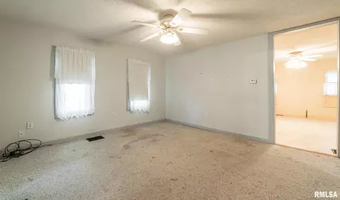 200 Mccormick Ave, Emden, IL 62635 photo 4