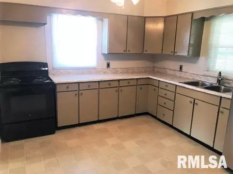 2316 S Spring St, Springfield, IL 62704 photo 4