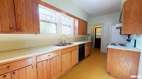 830 W Edwards St, Springfield, IL 62704 photo 6